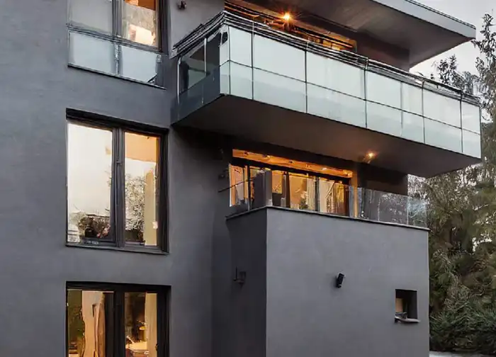 Moderne Hausfassade mit Balkon und dunkler Außenverkleidung – hochwertige Gestaltung mit Cover Styl Exterior Dekorfolie für Fassaden, Türen und Fensterrahmen.