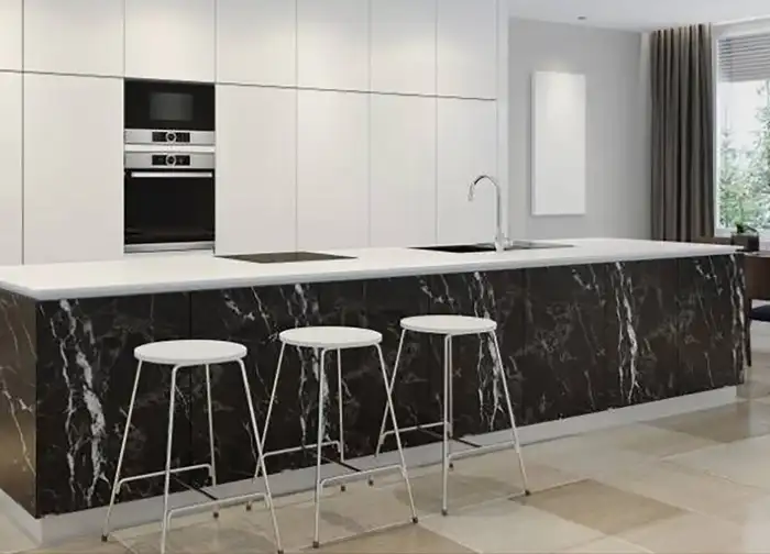 Moderne Küche mit Kücheninsel in dunkler Marmor- bzw. Steinoptik und weißen Fronten – elegante Oberflächenveredelung mit Cover Styl Möbel- & Dekorfolie in Beton- und Steinoptik.