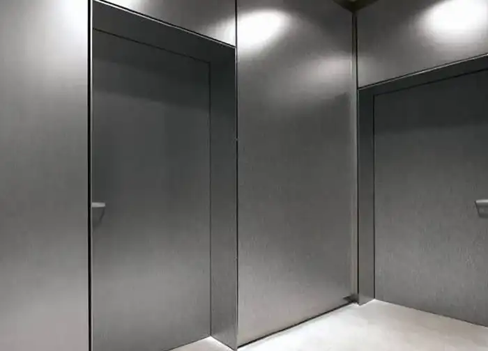 Moderner Innenraum mit metallischer Wand- und Türverkleidung in grauer Optik – stilvolle Oberflächenveredelung mit Cover Styl Möbel- & Dekorfolie im Metall-Look.