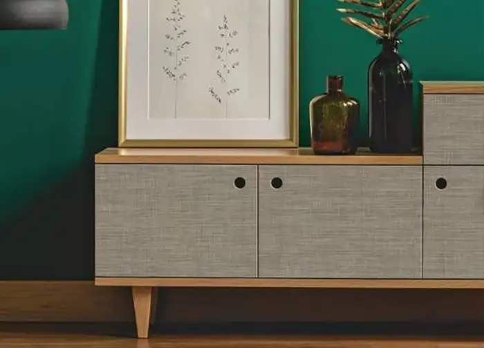 Modernes Interior mit grüner Wand und Sideboard in Textiloptik – stilvolle Möbelveredelung mit Cover Styl Möbel- & Dekorfolie für elegantes Interior Design.