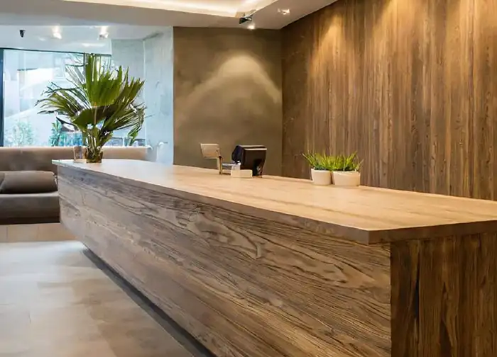 Moderner Innenraum mit metallischer Wand- und Türverkleidung in grauer Optik – stilvolle Oberflächenveredelung mit Cover Styl Möbel- & Dekorfolie im Metall-Look.