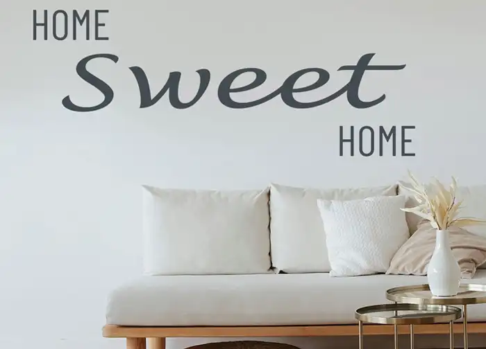 Wandtattoo Home Sweet Home aus grauer Plotterfolie über Sofa im Wohnzimmer, moderne Wandgestaltung mit selbstklebender Farbfolie
