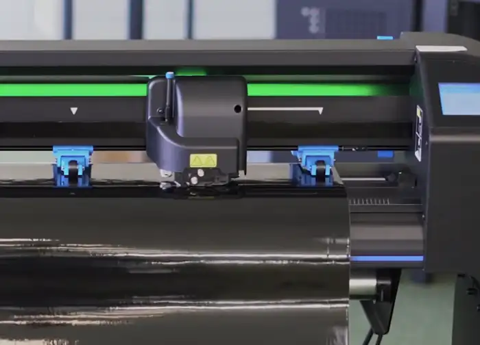 Schneideplotter beim Zuschnitt von Plotterfolie für Beschriftung und Folienverklebung