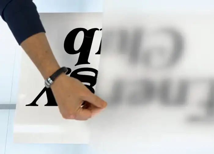 Aufbringen von Übertragungsfolie auf Plotterfolie für saubere Übertragung von Schriftzug und Logo