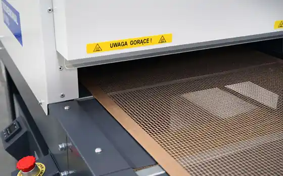 Industrie-Trockner KN 800 Pro zur Fixierung von Siebdruckfarben auf Textilien mit Förderband.